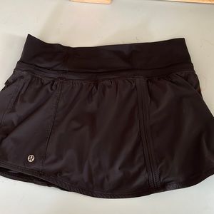 Lululemon Blavk Skort size small (4-6)